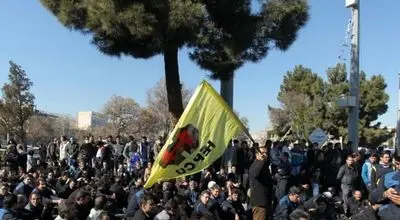 تجمع اعتراض‌آمیز مردم در مقابل سفارت مجارستان در تهران + فیلم 