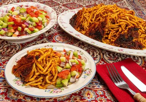 ناهارت با من: طرز تهیه کباب تابه‌ای مرغ با سس زرشک؛ یک غذای متفاوت و خوشمزه برای طرفداران کباب