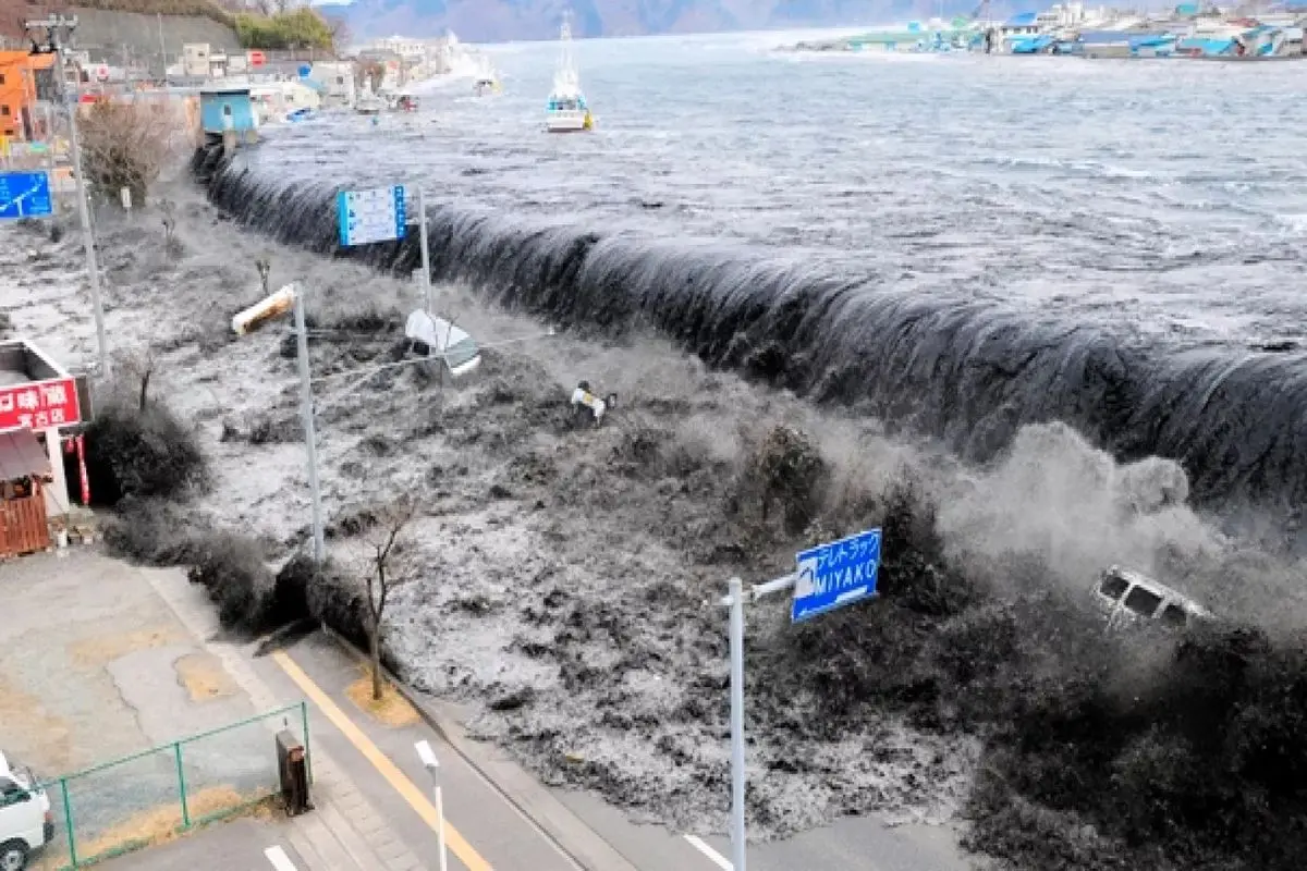 لحظه وحشتناک ارتفاع گرفتن سطح آب دریا هنگام وقوع زلزله در ژاپن+فیلم