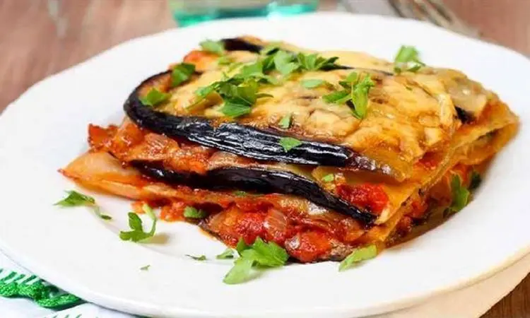 طرز تهیه خوراک بادمجان ایتالیایی با طعم متفاوت سس سویا + فیلم

