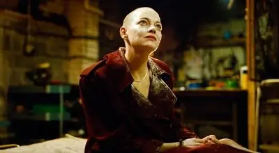 اما استون راز تغییر چشمگیر ظاهرش در Bugonia را فاش کرد