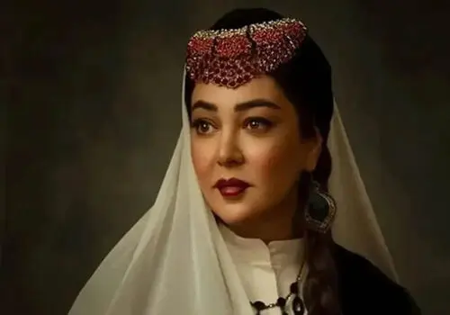 استایل جسورانه رزیتا غفاری؛ کلاه مشکی و تور تیره در آتلیه