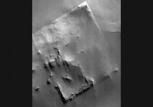 آیا ساختارهای هوایی در هرم منکورع نشانه‌ای از راهروهای پنهان‌اند؟