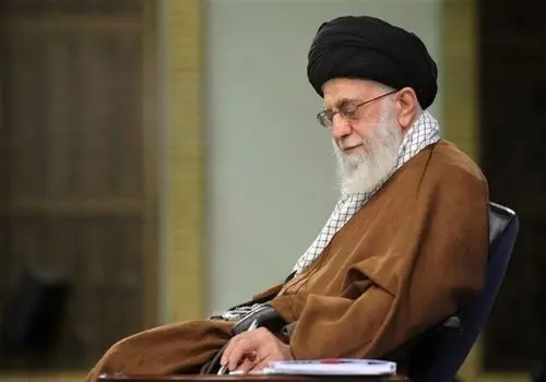 بازدید رهبر انقلاب از بقایای تجهیزات نظامی ارتش آمریکا در طبس