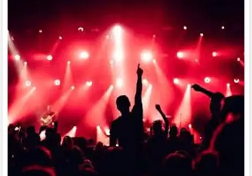  «بیلی آیلیش» در کنسرت موسیقی میدتاون در آنلانتا؛ سال 1397