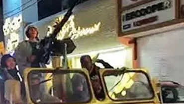 تصاویری از دخترانِ مسلح به تیربار در خیابان‌های تهران/ویدیو 