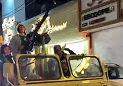 تصاویری از دخترانِ مسلح به تیربار در خیابان‌های تهران/ویدیو 