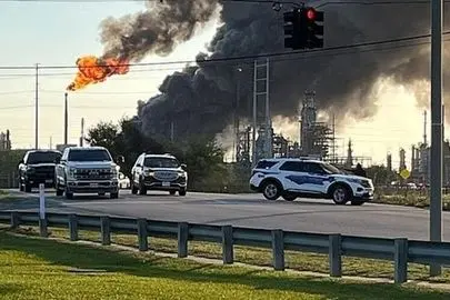 انفجار بزرگ در پالایشگاه نفت تگزاس در بحبوحه جنگ با ایران