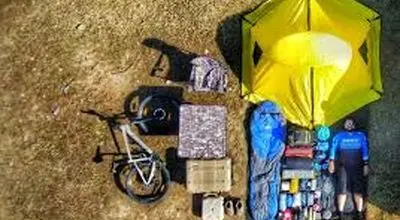 لوازم کمپینگ مناسب به هنگام سفر با دوچرخه (12 وسیله ضروری)
