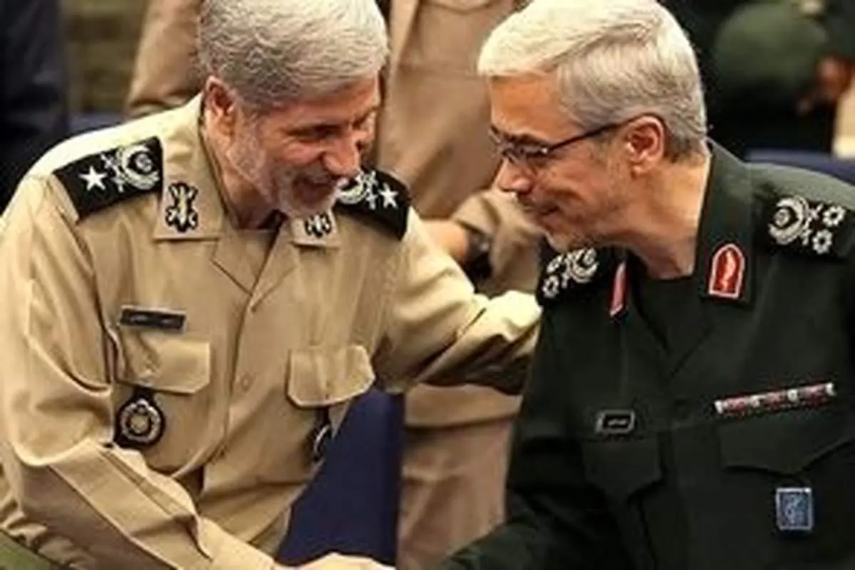 قاب خاص امیر حاتمی در حال نشانهگیری با مسلسل در کنار سپهبد باقری