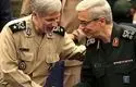 قاب خاص امیر حاتمی در حال نشانه‌گیری با مسلسل در کنار سپهبد باقری
