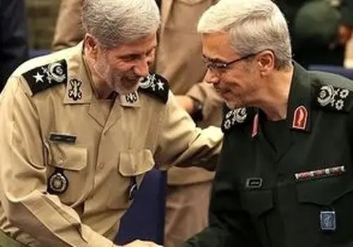 قاب خاص امیر حاتمی در حال نشانه‌گیری با مسلسل در کنار سپهبد باقری