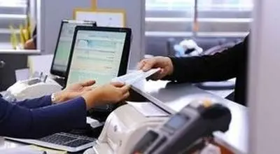 خانم مجری تلویزیون فیش حقوقی یک کارمند بانک را فاش کرد/ویدیو 