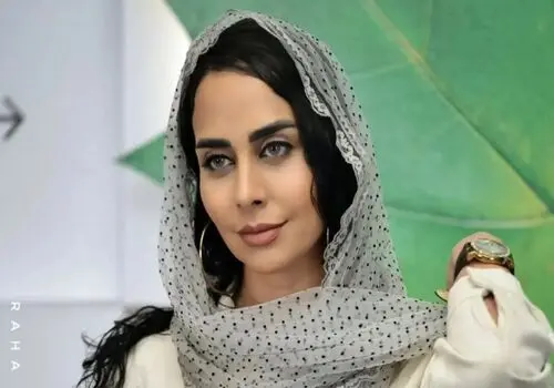 «فرانک» (سریال سوجان) در یک تئاتر در کنار «صحرا اسداللهی»