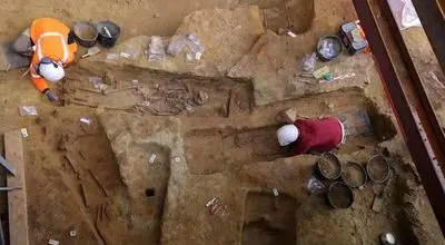 کشف یک گورستان باستانی در قلب پاریس + عکس
