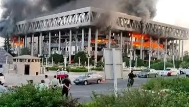 پوشش متفاوت خبرنگار آمریکایی مقابل ساختمان صداوسیما