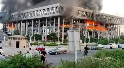 پوشش متفاوت خبرنگار آمریکایی مقابل ساختمان صداوسیما