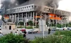 پوشش متفاوت خبرنگار آمریکایی مقابل ساختمان صداوسیما