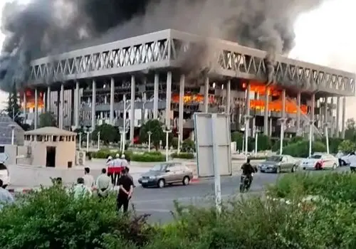 پوشش متفاوت خبرنگار آمریکایی مقابل ساختمان صداوسیما