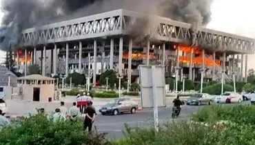 پوشش متفاوت خبرنگار آمریکایی مقابل ساختمان صداوسیما