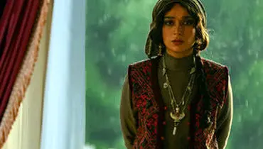 ژست سیمین سریال شکارگاه در کنار رفیق بازیگرش