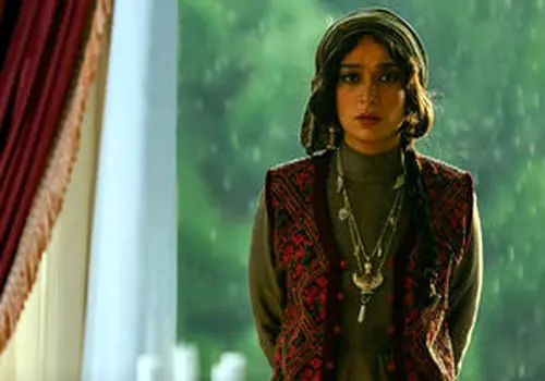 ژست سیمین سریال شکارگاه در کنار رفیق بازیگرش