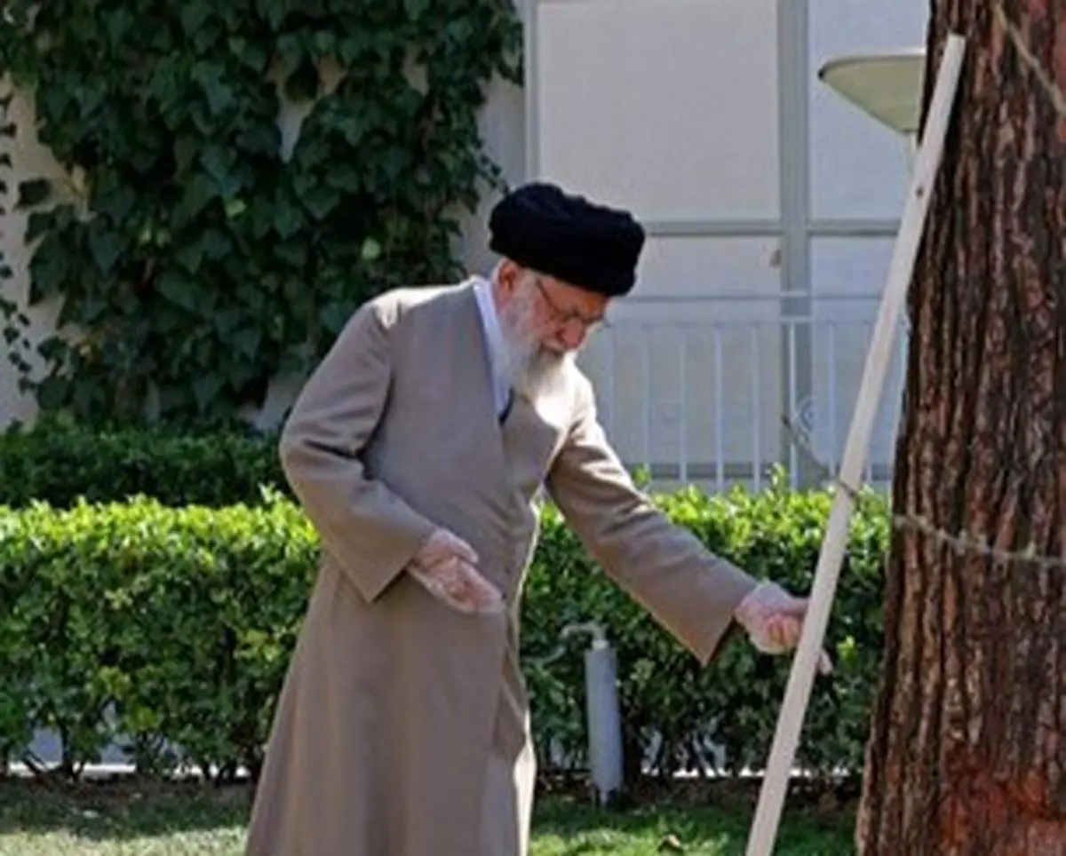 تصاویری از شهید امام خامنه‌ای در روز درختکاری