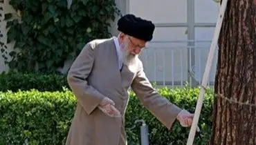 تصاویری از شهید امام خامنه‌ای در روز درختکاری