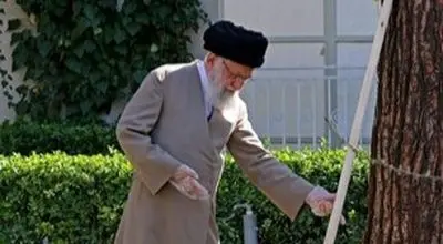 تصاویری از شهید امام خامنه‌ای در روز درختکاری