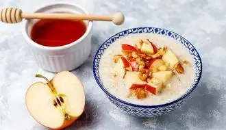 طرز تهیه فرنی سیب خانگی؛ دسر ساده و مقوی زمستانی + فیلم

