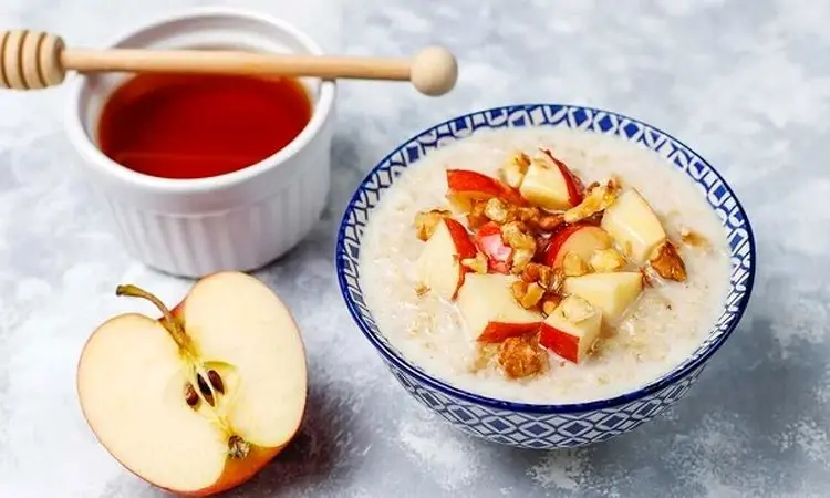 طرز تهیه فرنی سیب خانگی؛ دسر ساده و مقوی زمستانی + فیلم

