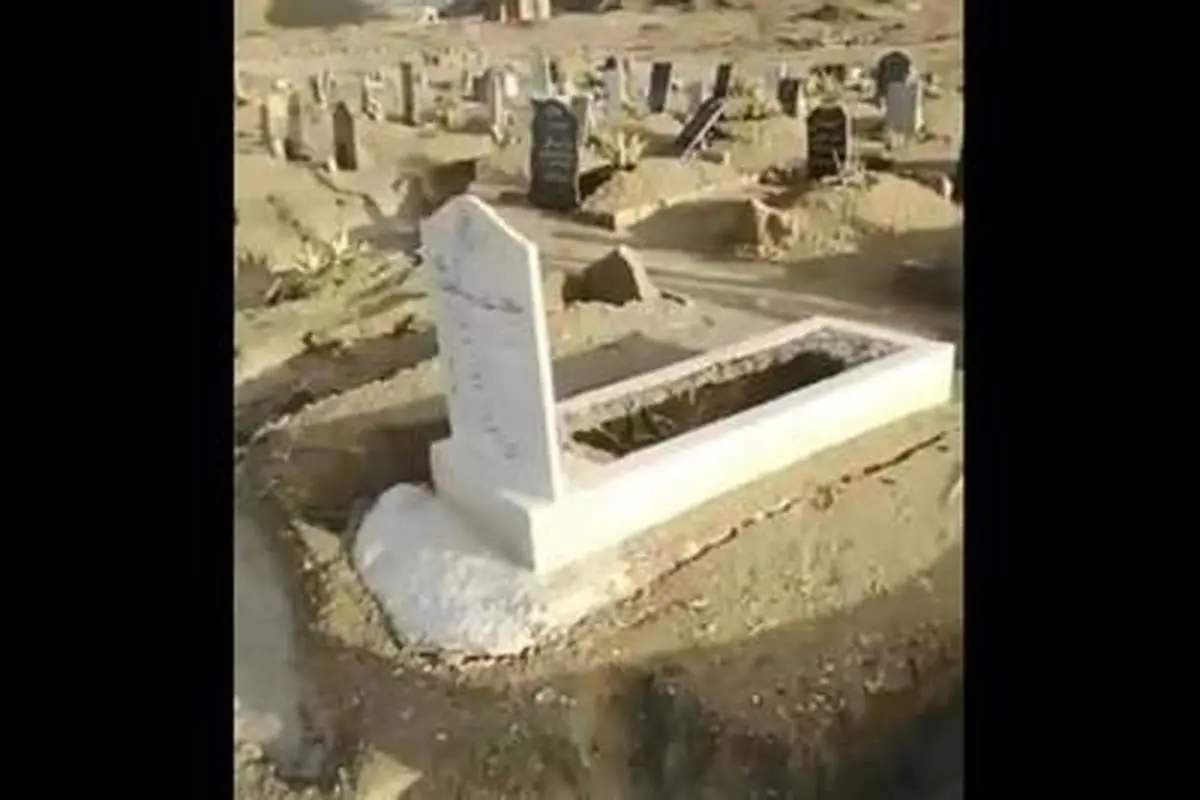 وضعیت تلخ قبرستان لافت قشم پس از بارندگی‌های اخیر+فیلم