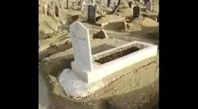 وضعیت تلخ قبرستان لافت قشم پس از بارندگی‌های اخیر+فیلم