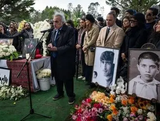 تصاویری تازه از خاکسپاری بهرام بیضایی+عکس