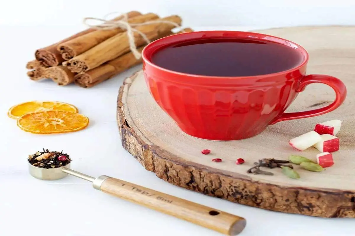 ضدِ خواب‌آلودگی بعد از ناهار: چای میخک و دارچین، جایگزین بدون کافئین برای تمرکز پایدار