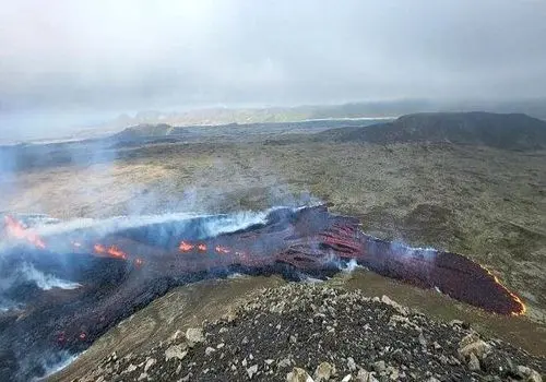 صحنه عجیب پرواز شی ناشناخته بر فراز آتشفشان در حال فوران ایسلند+ فیلم