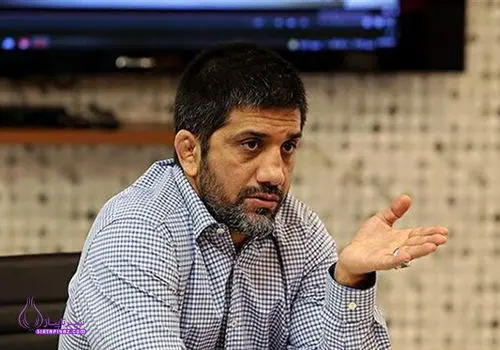 دبیر و رفقا در میدان انقلاب بیلبورد گرفتند