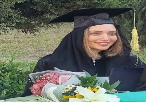 تیپ اسپرت بهنوش طباطبائی با رژ طلایی و تم زنبور عسل