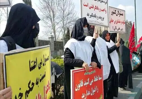 طعنه محسن برهانی به تهدید خانم تحصّن‌کننده حجاب به خودکشی + عکس