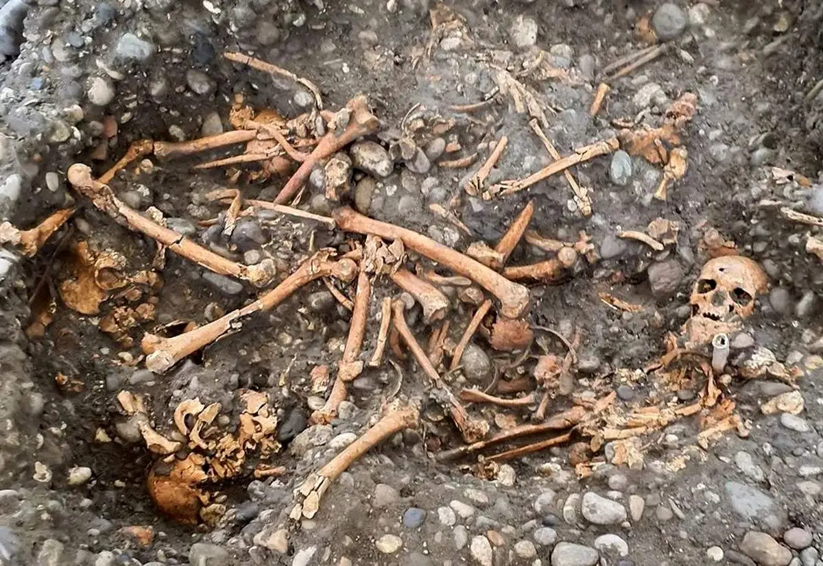 اسکلت‌های اعدام‌شدگان از دل خاک بیرون آمدند + عکس