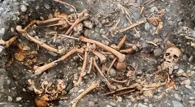 اسکلت‌های اعدام‌شدگان از دل خاک بیرون آمدند + عکس