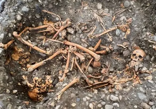 اسکلت‌های اعدام‌شدگان از دل خاک بیرون آمدند + عکس