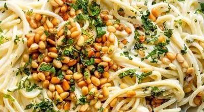 طرز تهیه اسپاگتی با سس ماست و دانه کاج