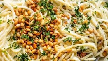 طرز تهیه اسپاگتی با سس ماست و دانه کاج
