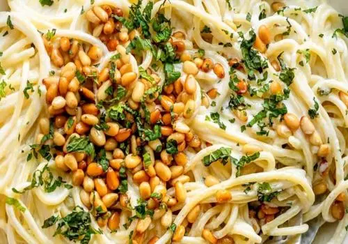 طرز تهیه اسپاگتی با سس ماست و دانه کاج