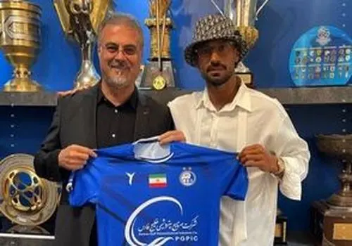 بمب استقلالی‌ها با لباس آبی دیده شد