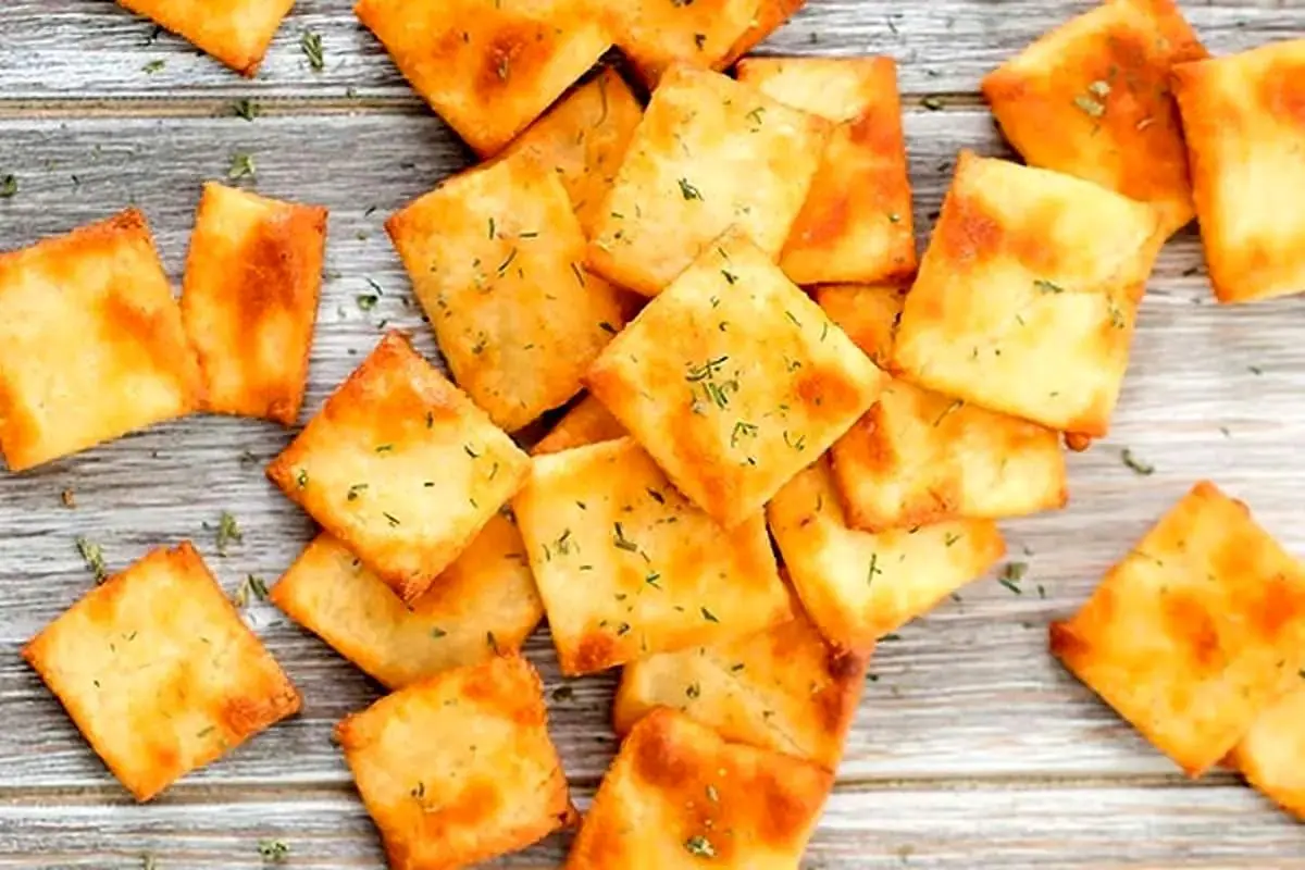 چرا خوردن  کراکرها باعث پوسیدگی دندان‌ها می‌شود؟
