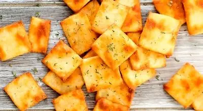 چرا خوردن  کراکرها باعث پوسیدگی دندان‌ها می‌شود؟
