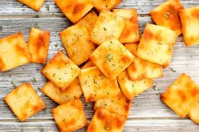 چرا خوردن  کراکرها باعث پوسیدگی دندان‌ها می‌شود؟
