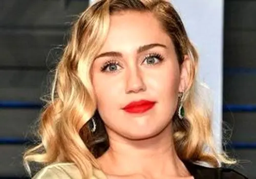 خانم بازیگر مشهور نامزد کرد